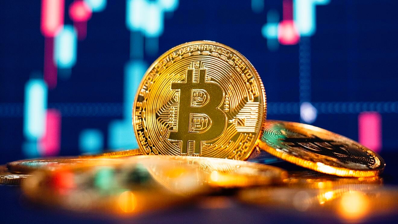 «بيتكوين» تهبط إلى أدنى مستوى لها منذ 10 أشهر
