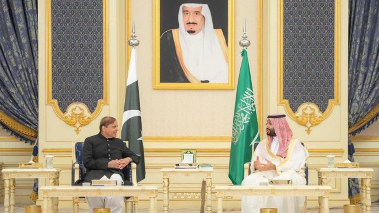 ولي العهد يتلقى اتصالاً هاتفياً من رئيس الوزراء الباكستاني 
