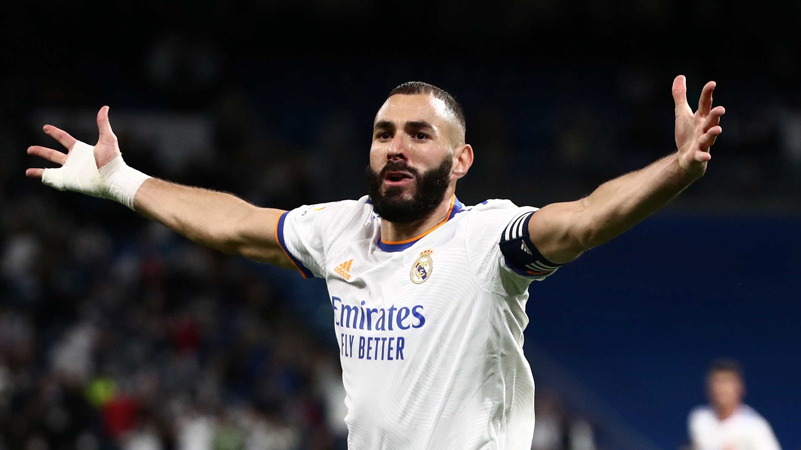 «يويفا» يتوج بنزيما بجائزة أفضل لاعب في دوري أبطال أوروبا