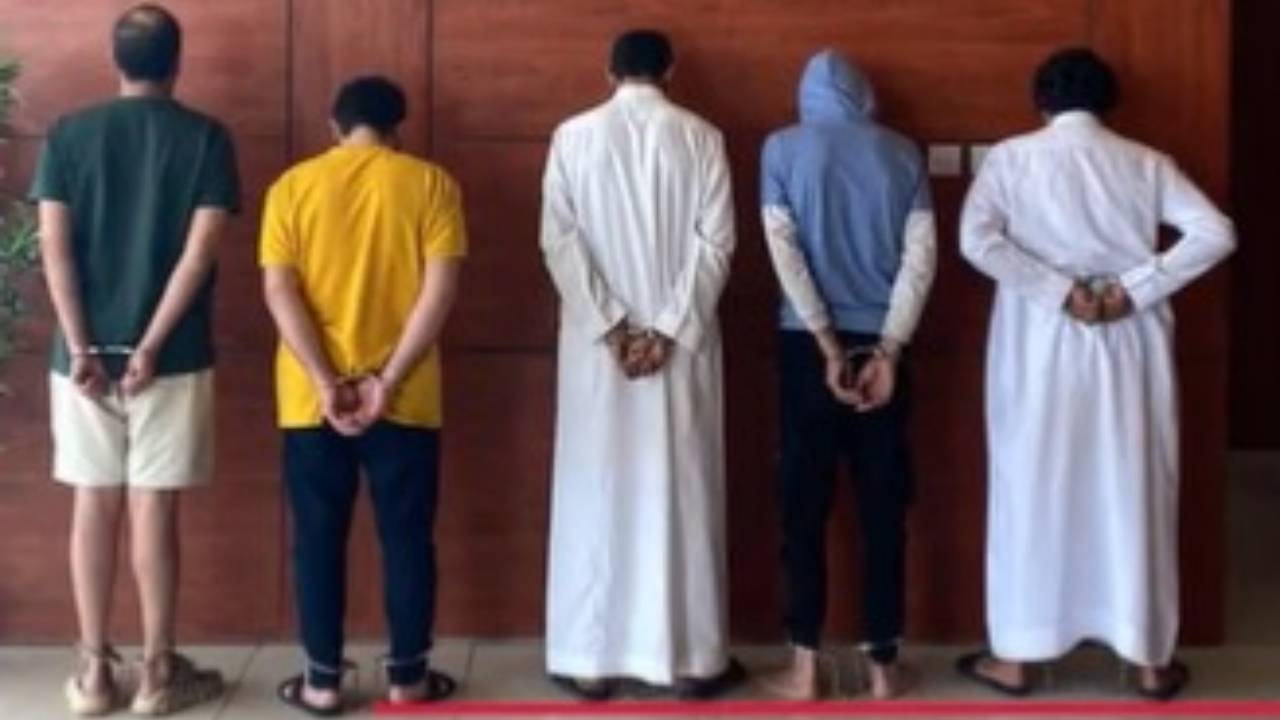 بينهم مواطنة نقلت مخالفات ومواطن ارتكب 14 حادثة جنائية.. 10 متهمين في قبضة الأمن العام 