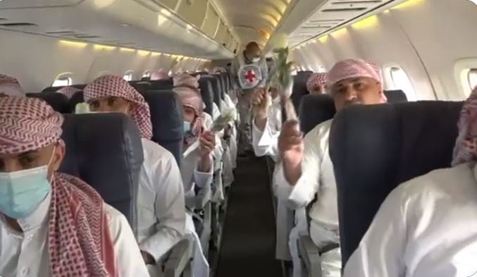 «التحالف»: تسليم مقاتلين أجانب بصفوف الحوثيين ضمن الأسرى إلى بلدانهم

