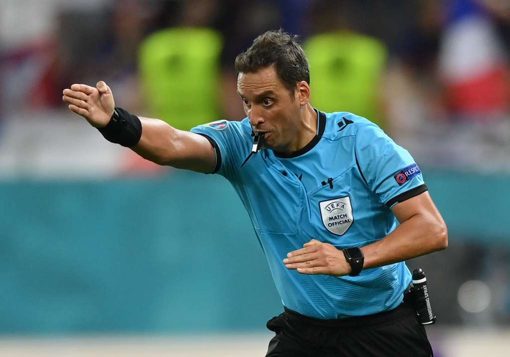 صافرة أرجنتينية تضبط موقعة الهلال والاتفاق