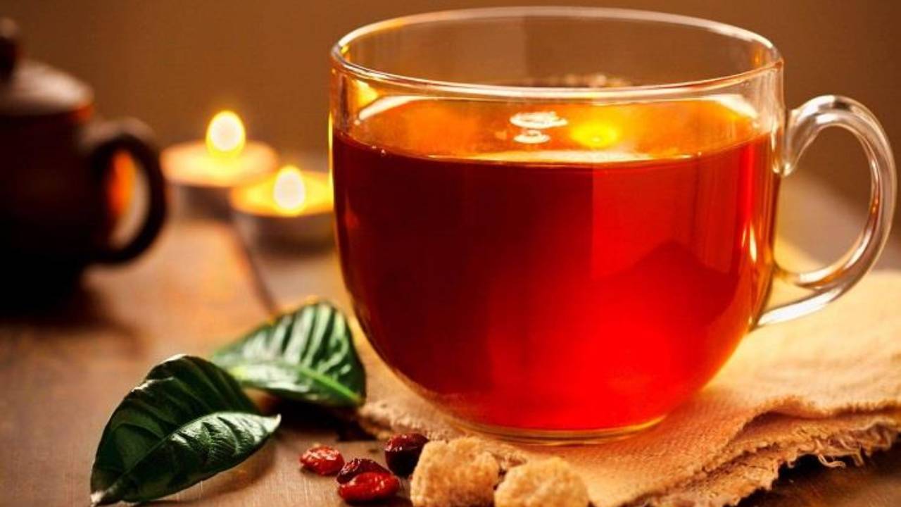 «أبو عبدالله» أكبر عاشق للشاي يكشف أسرارًا عن تحضير المشروب 
