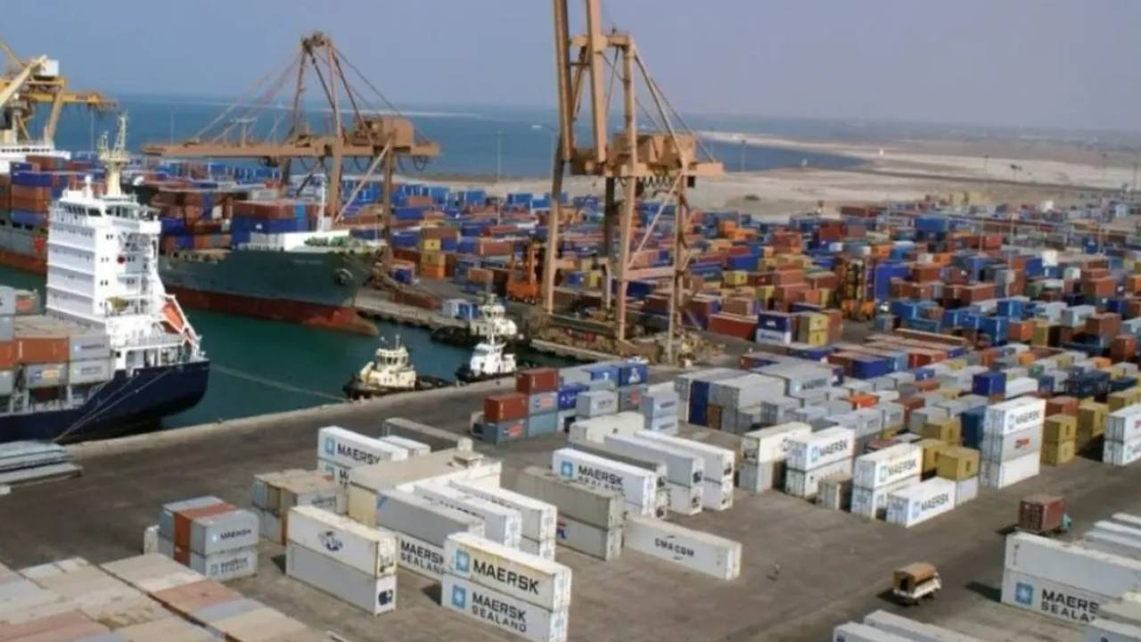 «الرئاسي اليمني» يطالب بضغط دولي على ميليشيا الحوثي لإجبارها على الانسحاب من ميناء الحديدة