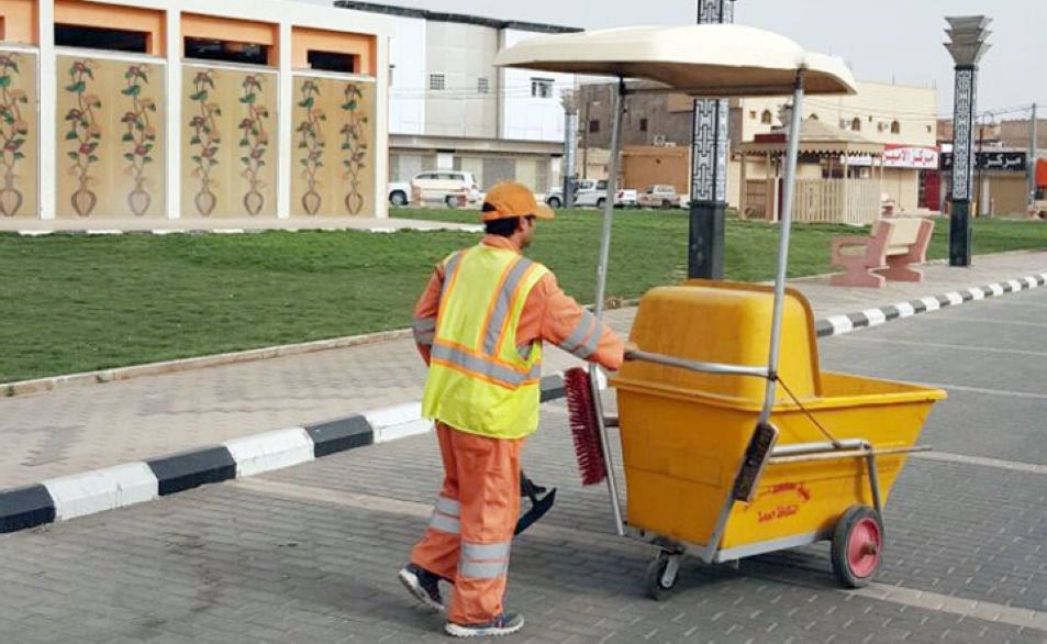 الرياض الأقل في الرواتب.. تقرير: تدني أجور عمال النظافة يدفعهم للتسول
