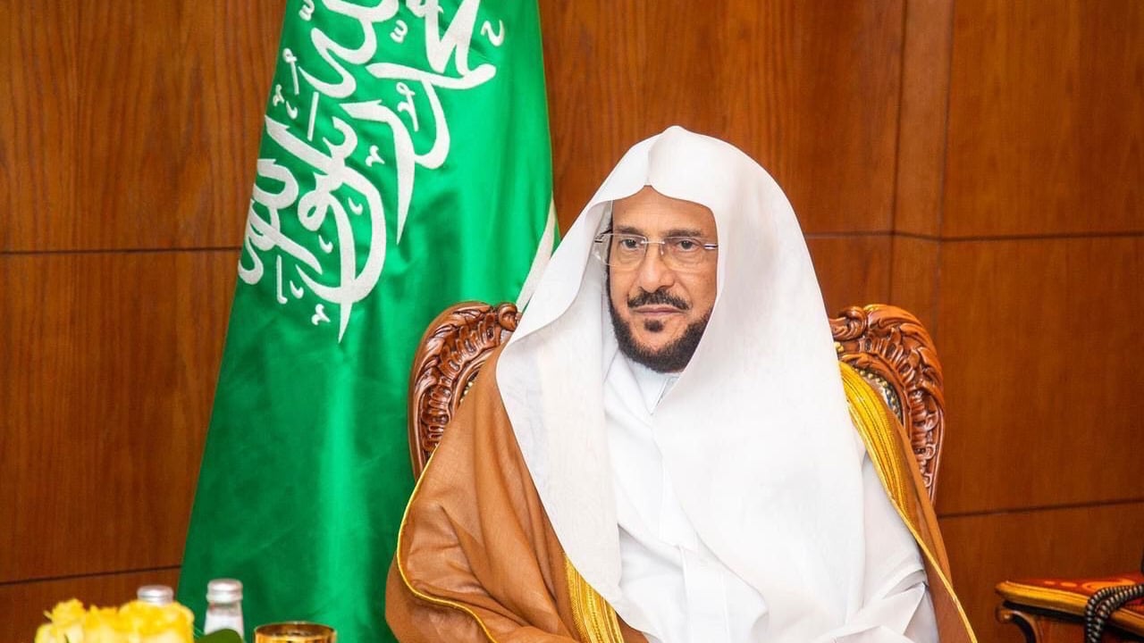 وزير الشؤون الإسلامية يوجه خطباء الجوامع بحث المصلين على التعاون مع هيئة الإحصاء
