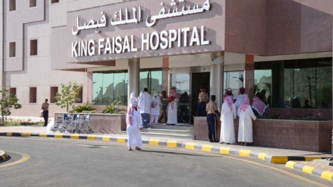 مستشفى الملك فيصل بمكة يُنهي معاناة مريضة من مرض روماتيزمي نادر