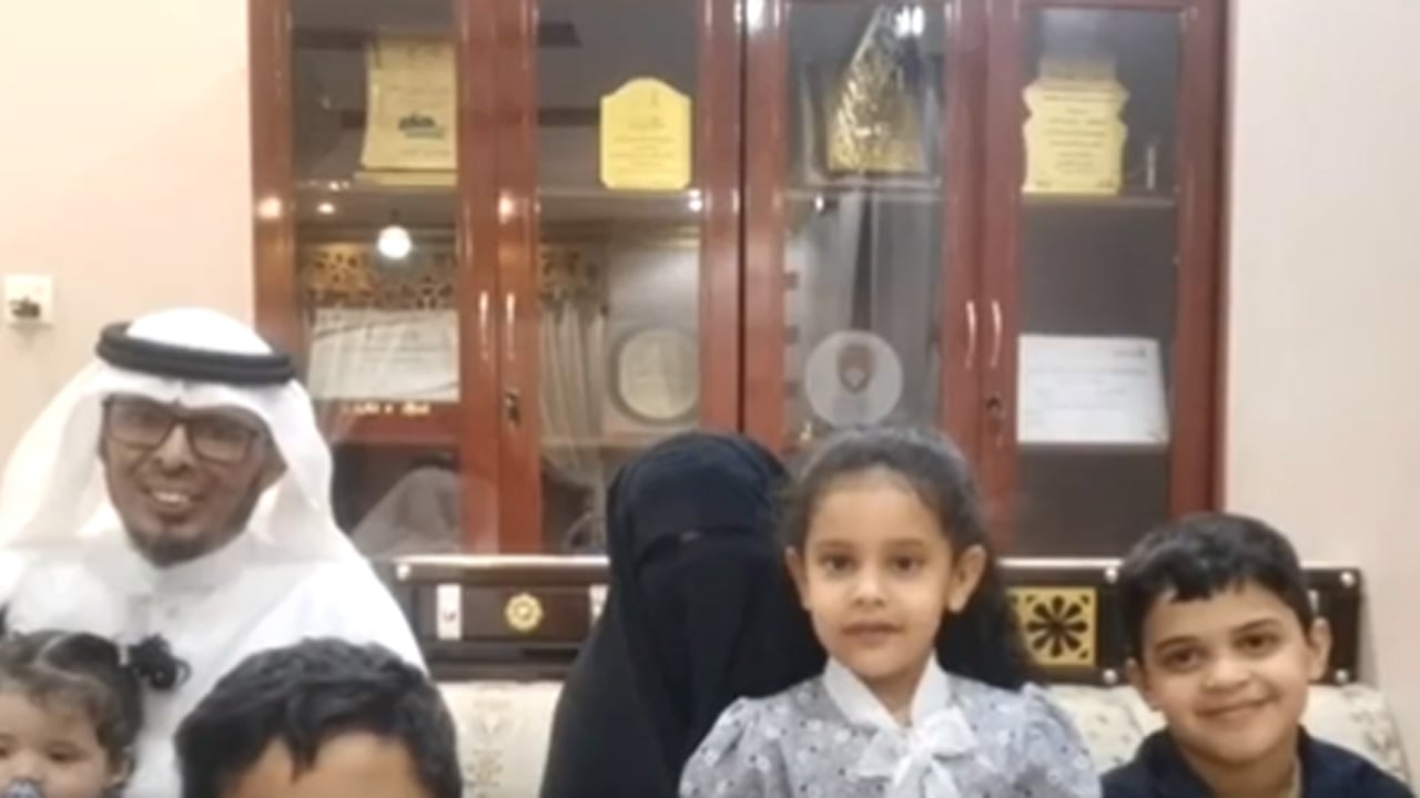 لم ينجبا منذ 15 عاماً.. قصة زوجين يحتضنان 4 أطفال أيتام (فيديو)
