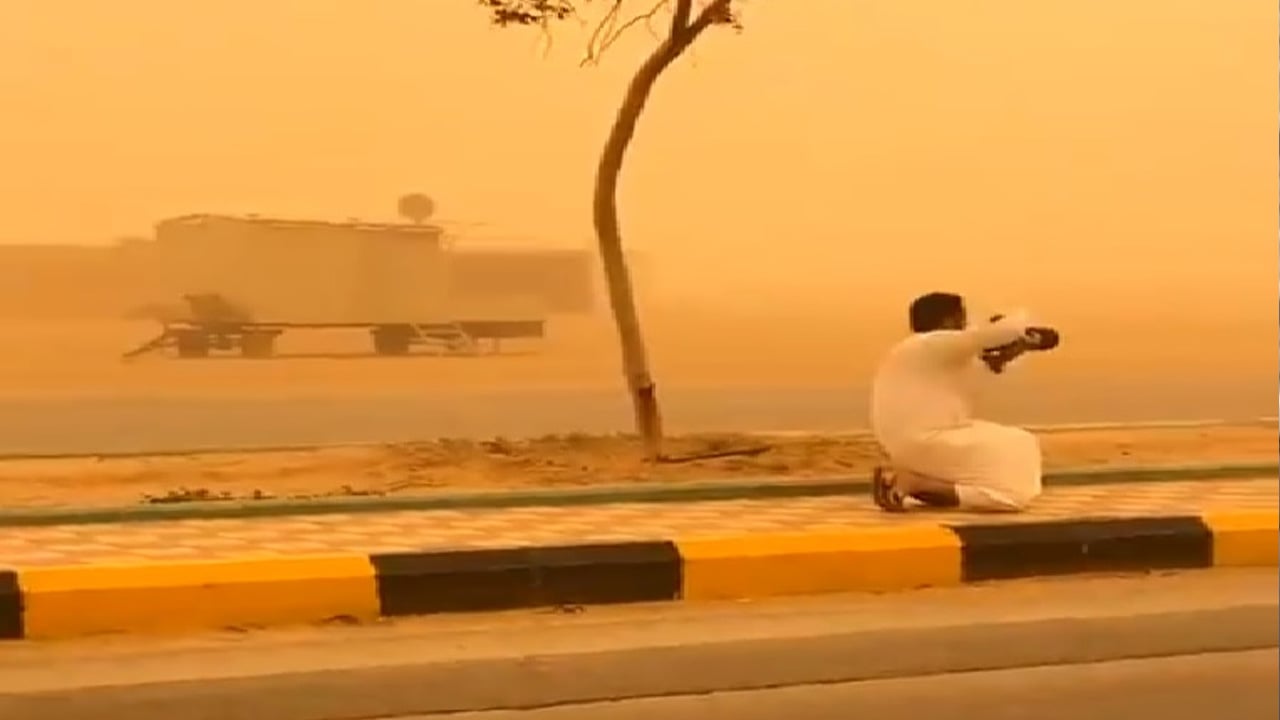 سجل لقطات «تاريخية».. مصور سعودي يخوض مغامرة مثيرة وسط العواصف الرملية
