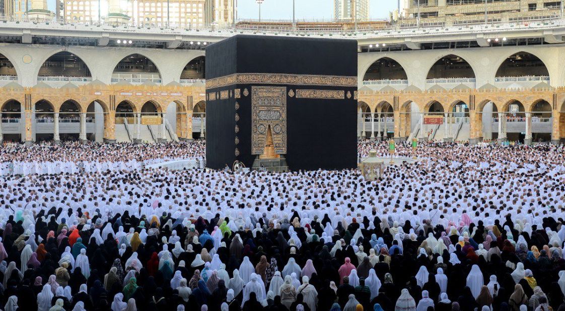 يطلبون الكرم من الله.. زحام في صحن الطواف بالمسجد الحرام فجر الجمعة
