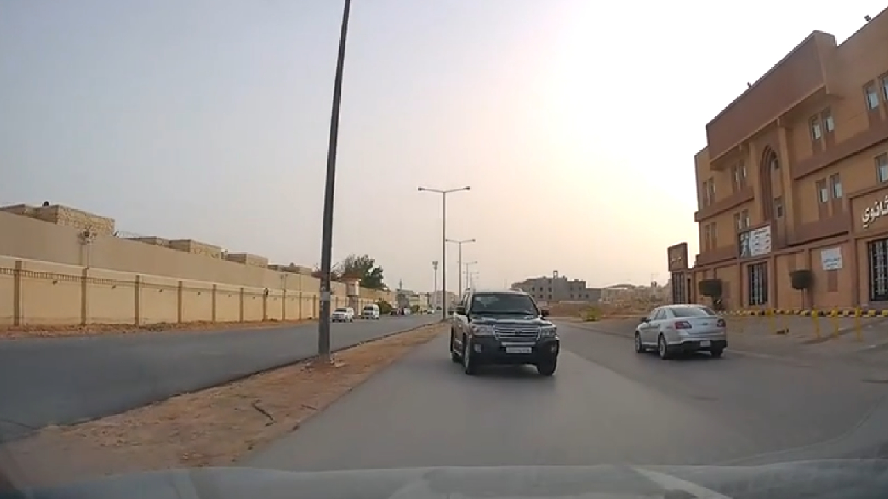 بالفيديو.. قائد سيارة يسير عكس الاتجاه.. و«المرور» يتفاعل 

