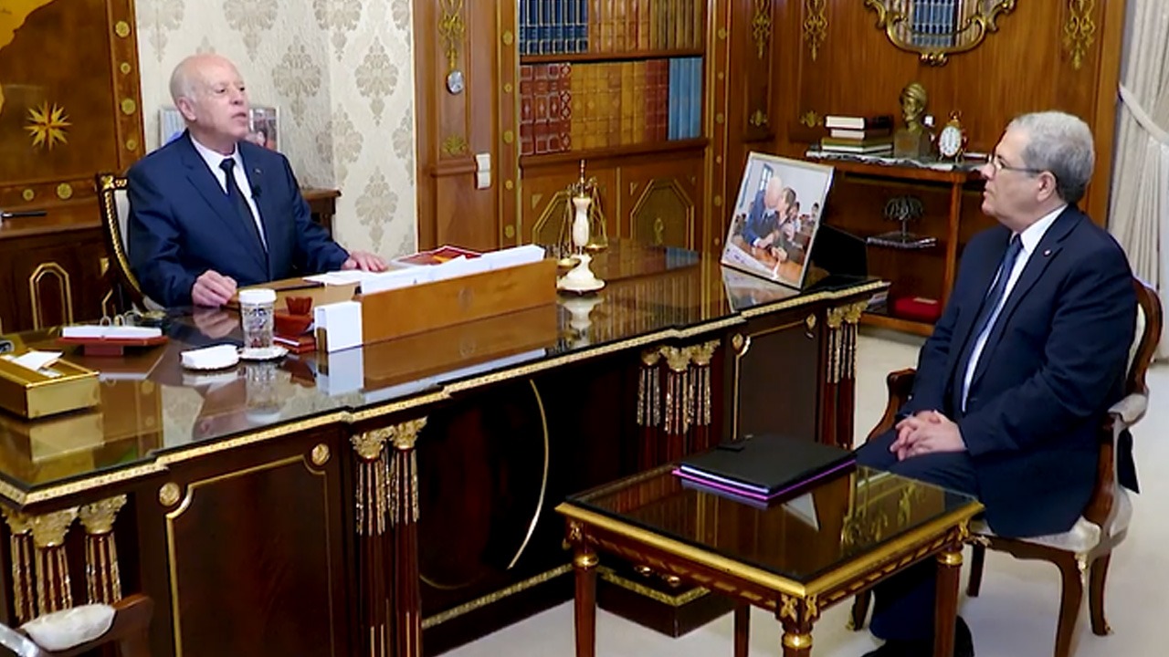 الرئيس سعيد يدعو لجنة البندقية لمغادرة البلاد: الدستور يكتب في تونس

