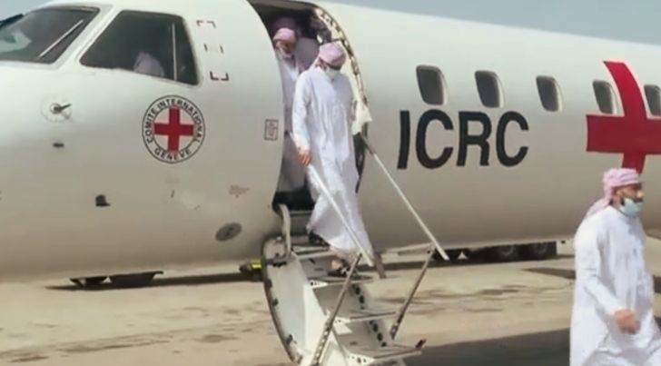 بالفيديو.. لحظة وصول أولى طائرات نقل الأسرى الحوثيين لعدن ضمن المبادرة السعودية 
