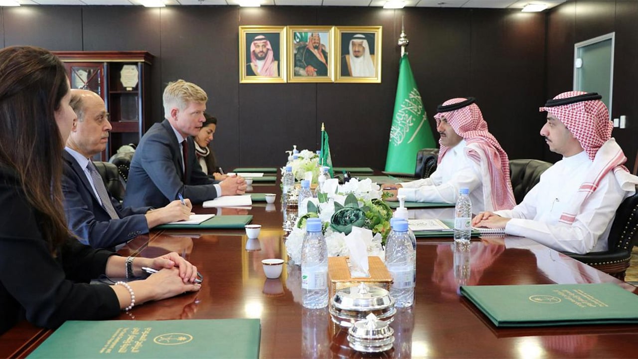 سفير المملكة باليمن يلتقي المبعوث الأممي.. ويؤكد دعم السعودية لجهود الحل سياسي
