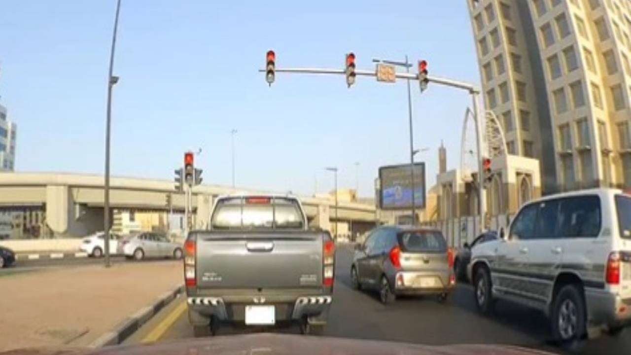 قائد سيارة يقطع الضوء الأحمر ويقود بطريقة «سيئة».. و«المرور» يتفاعل