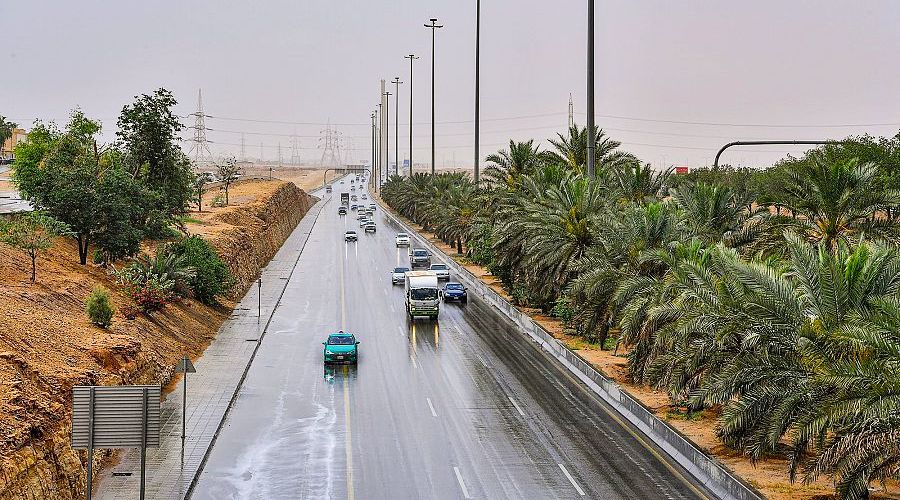 محلل بـ«الأرصاد» يتوقع طقس الفترة المقبلة: انكسار الحرارة واستمرار الأمطار الغزيرة
