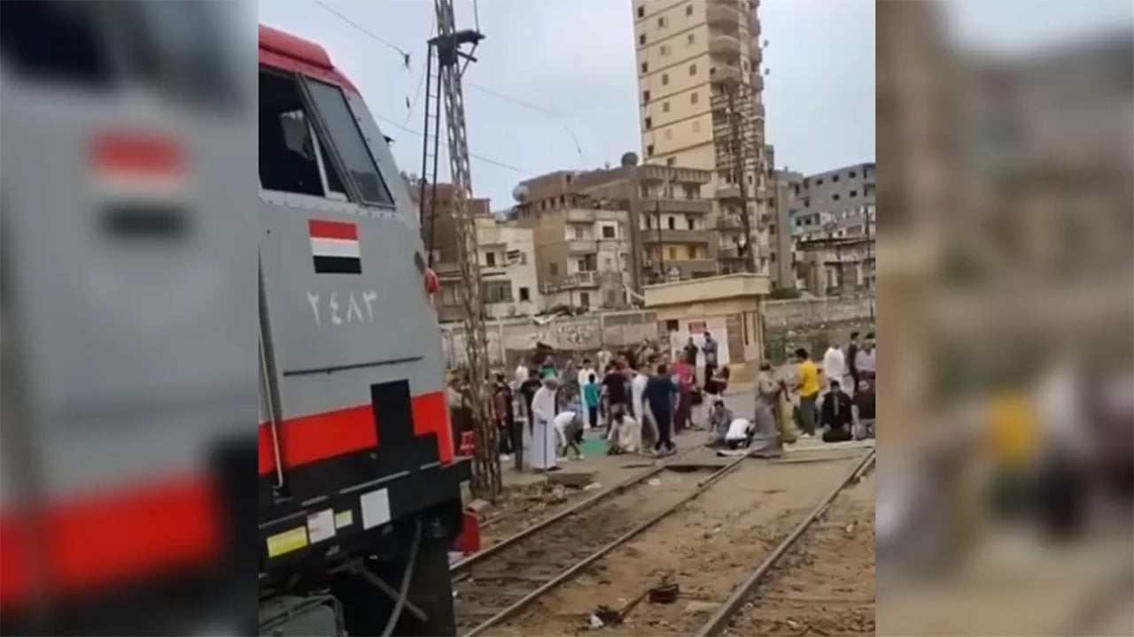 بالفيديو.. مصريون يؤدون صلاة العيد على قضبان القطار.. ووزارة الداخلية تكشف الملابسات
