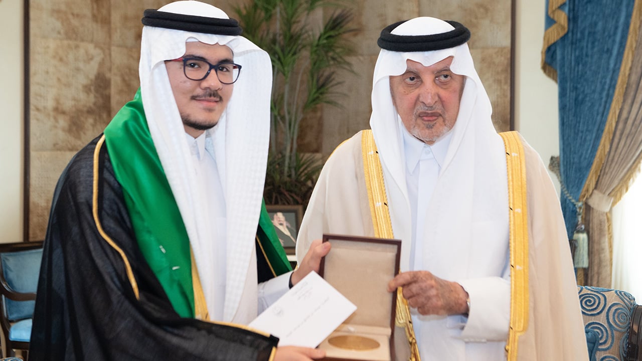 بالصور.. أمير مكة يكرم الطلاب والطالبات الفائزين بمعرض آيسف 2022
