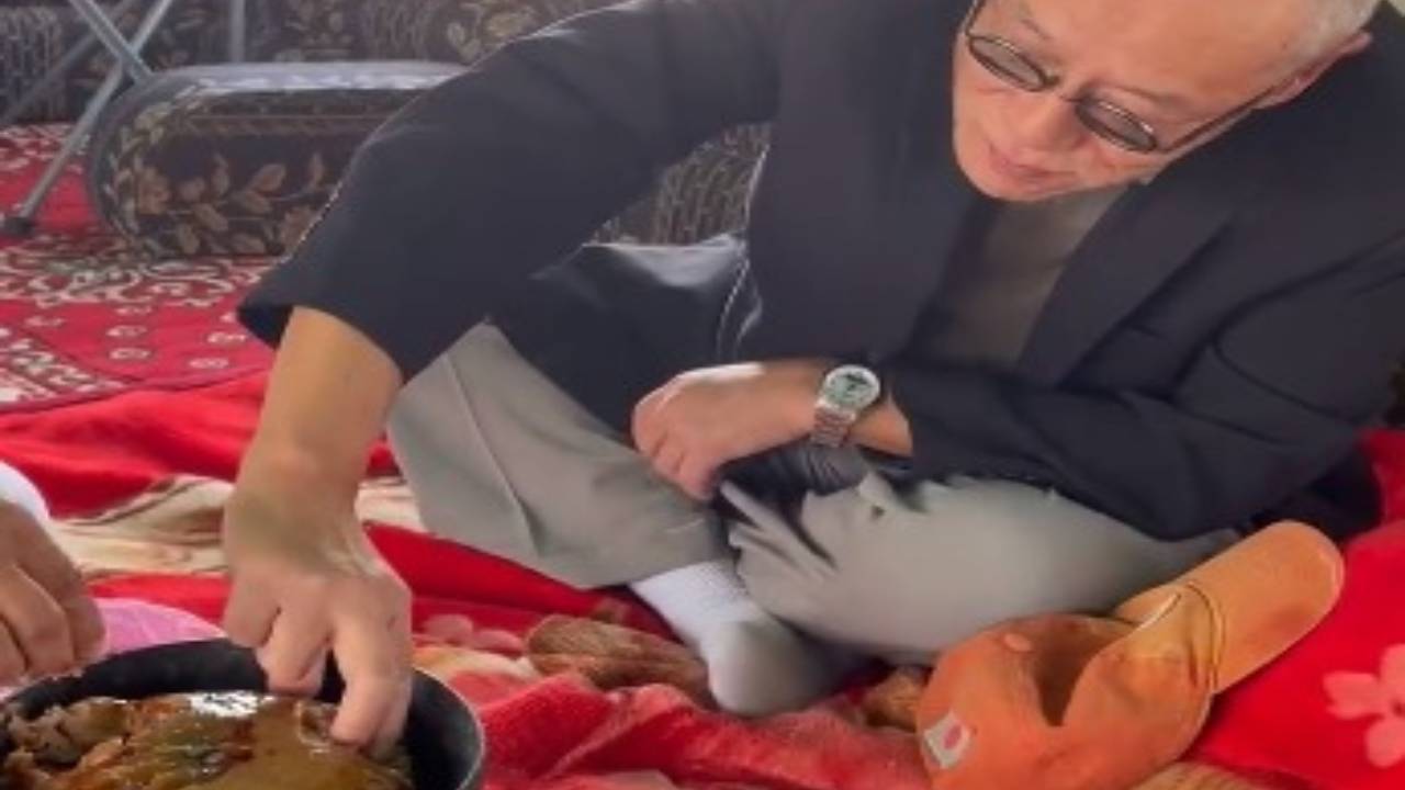 سفير اليابان يتناول وجبة «البر بالسمن» في نجران: طعمها لذيذ جدًا