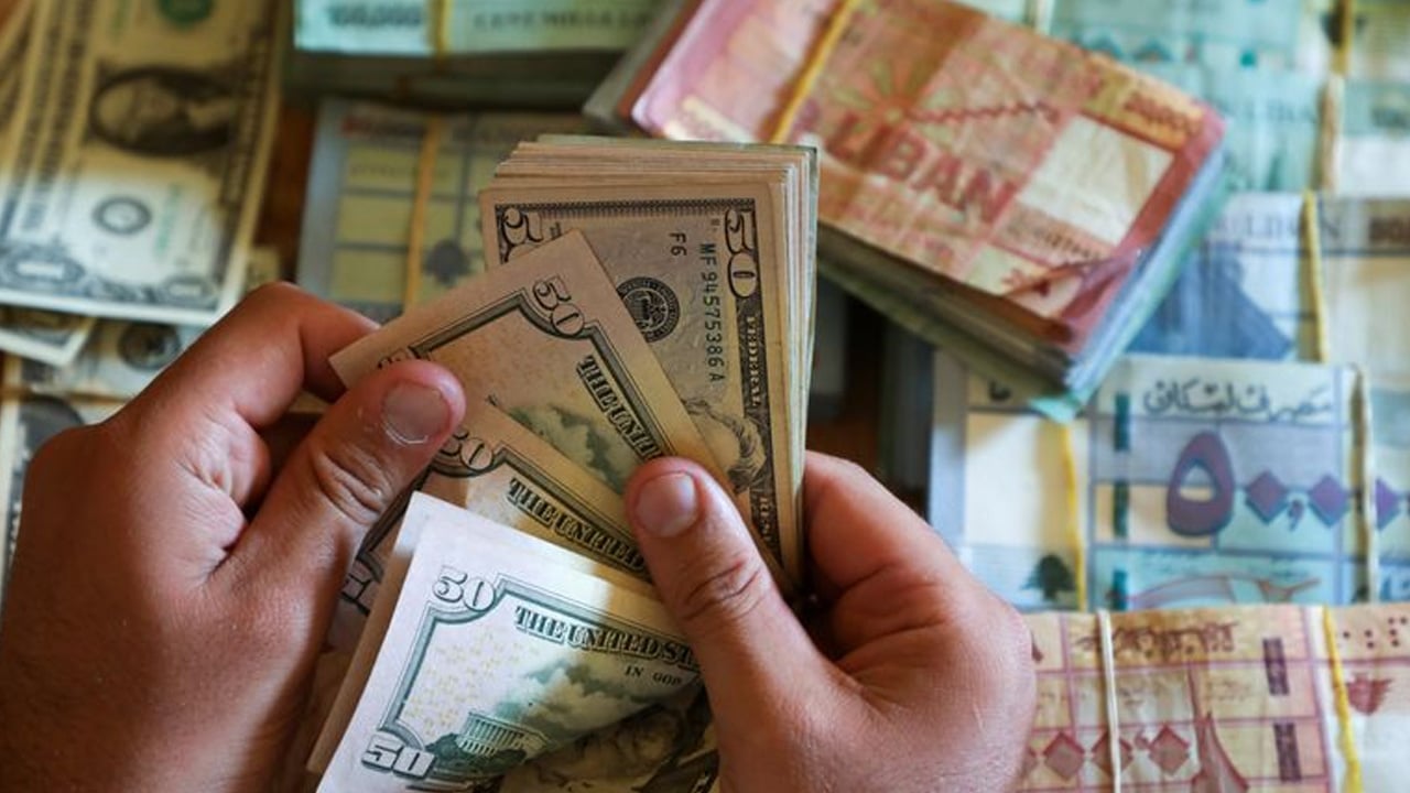 انهيار جديد.. الليرة اللبنانية تهوي لـ35 ألفًا مقابل الدولار 
