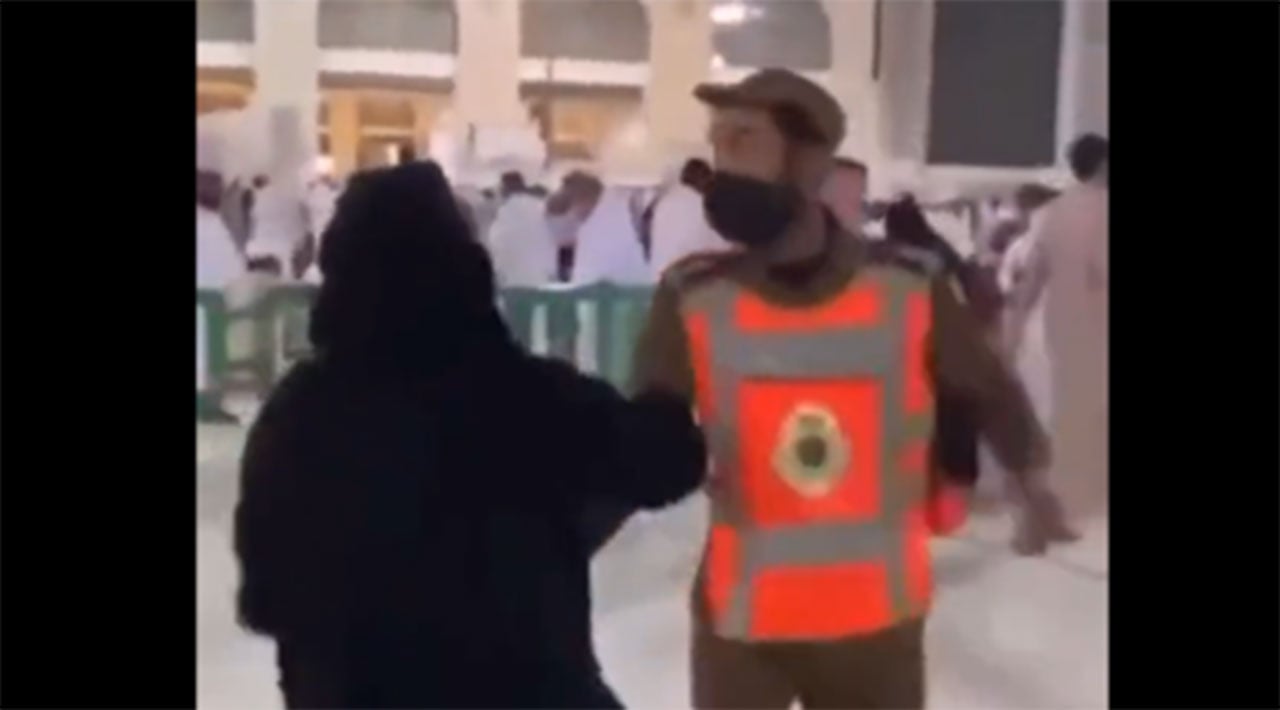 لحظة إنسانية.. رجل أمن يفاجأ بوالدته في الحرم المكي