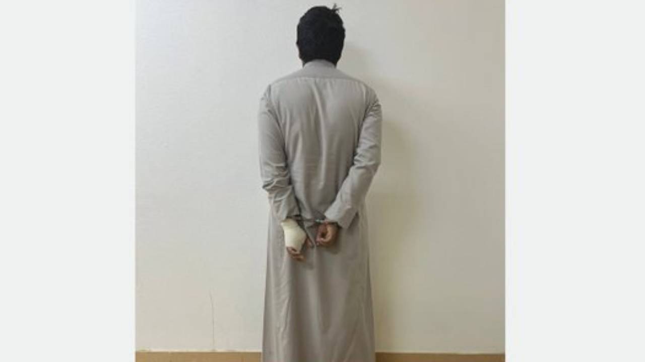 ضبط مواطن ظهر في مقطع يطلق النار على يده في منطقة صحراوية بنجران

