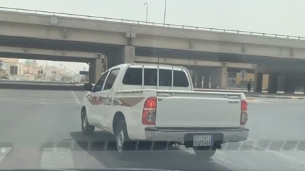 سائق يتجاوز الإشارة الحمراء.. و«المرور» تتفاعل 