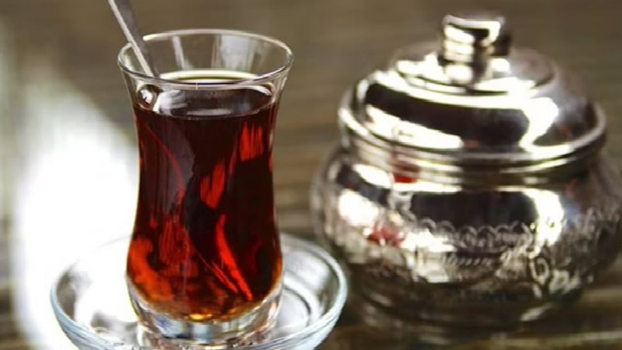 دراسة تكشف فوائد الشاي الأسود و3 توابل لصحة القلب وإبطاء الشيخوخة
