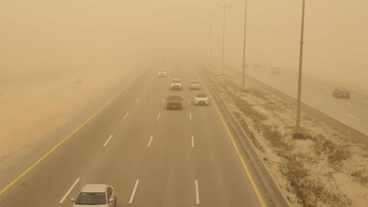 طقس الجمعة.. عوالق ترابية وسماء غائمة وضباب خفيف بعدد من مناطق المملكة
