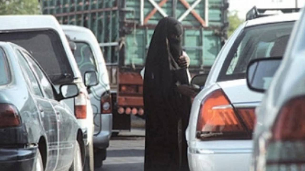 بالفيديو.. ضبط مقيمين من جنسيات مختلفة يمارسون التسول

