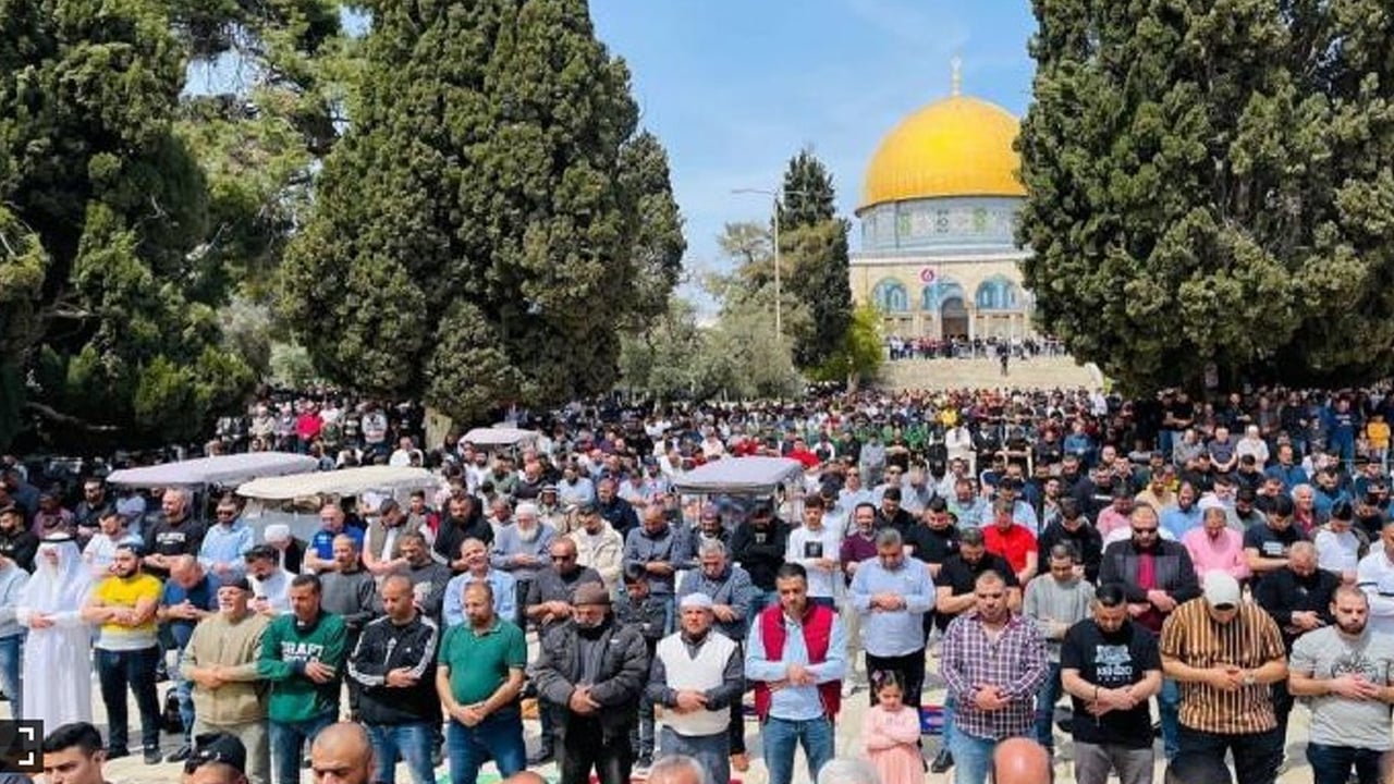 20 ألفًا يؤدون صلاة الجمعة في المسجد الأقصى
