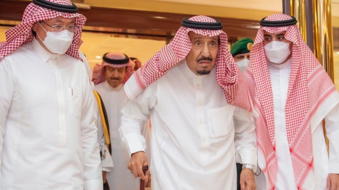 رئيس هيئة الرقابة ومكافحة الفساد يهنئ خادم الحرمين بمناسبة خروجه من المستشفى
