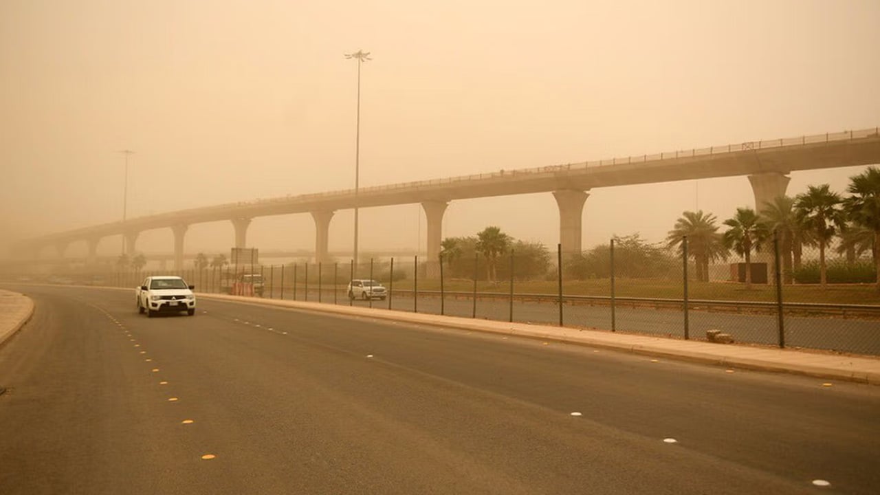 تنبيهات أمن الطرق: نشاط في الرياح وأتربة مثارة بـ3 مناطق
