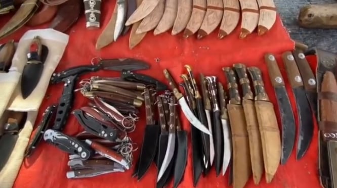 قصة من السوق الشعبية في بيش.. وصية قديمة تعيد سعدان الحارثي إلى صنع الخناجر

