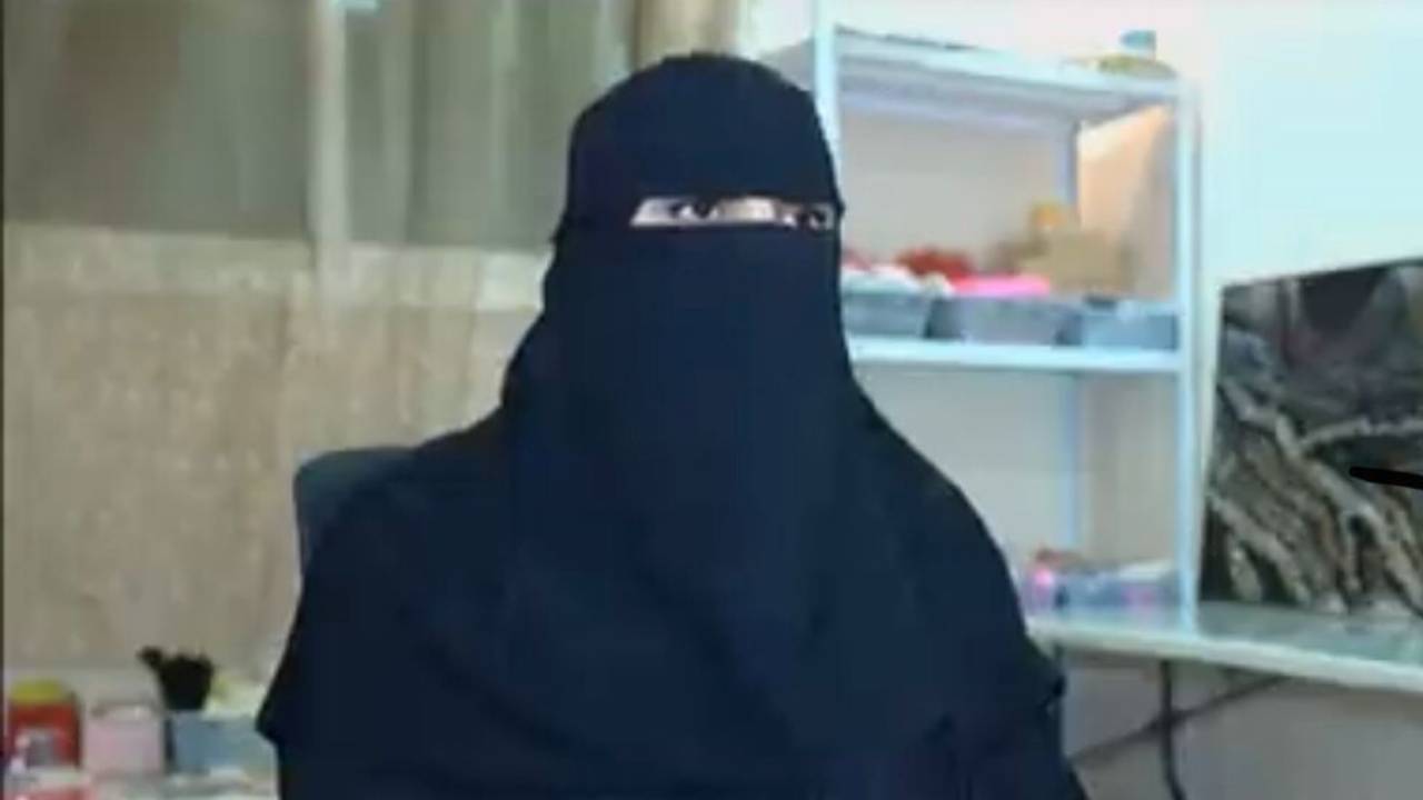 رحاب الجريد.. سيدة سعودية تحول غرفة منزلها لورشة عمل بالفن التشكيلي 