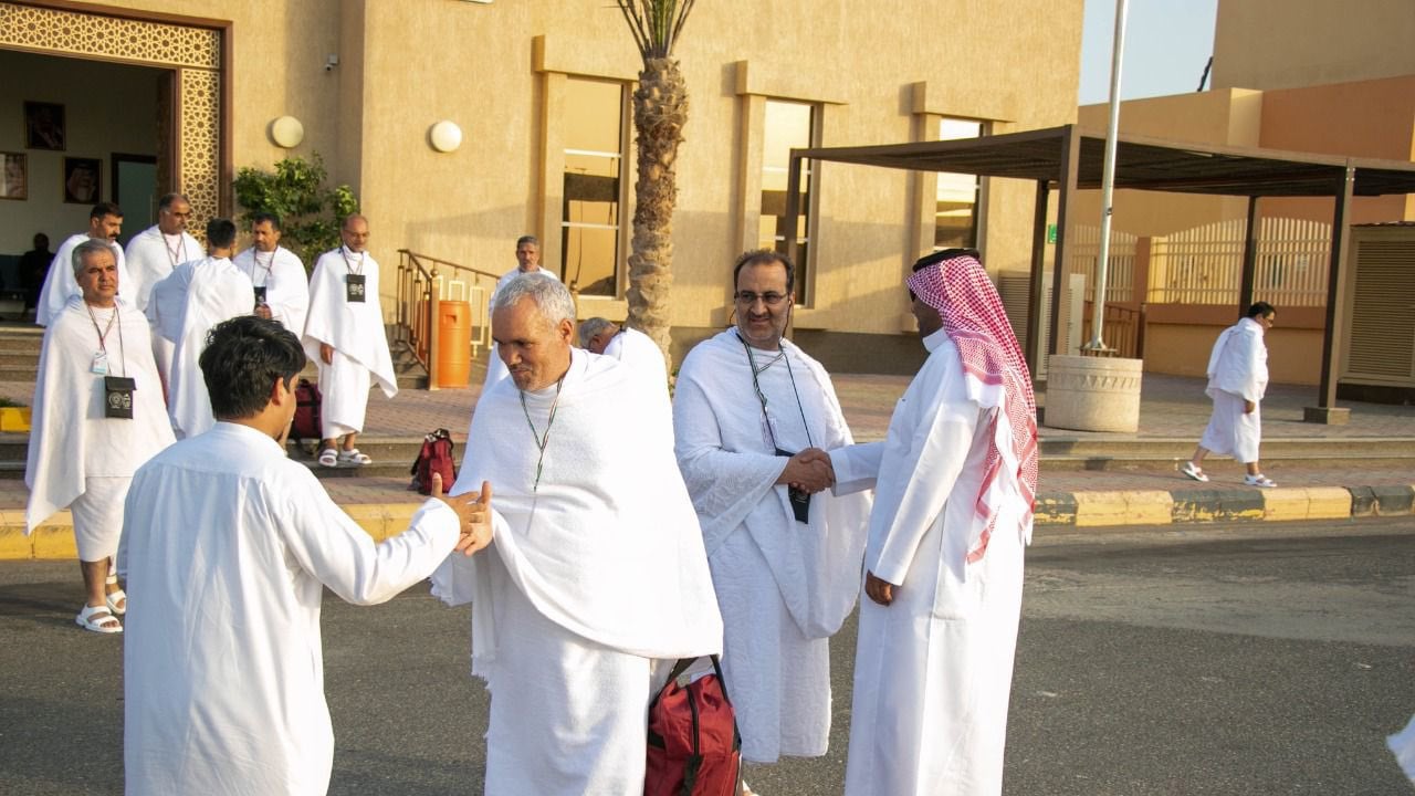 بالصور.. وصول حجاج بيت الله الحرام إلى ميقات الجحفة في رابغ
