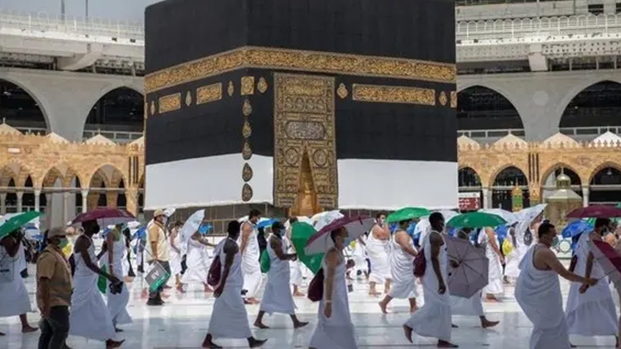 في أول أيام ذي الحجة.. فوج من حجاج الخارج يؤدون العمرة بالحرم المكي
