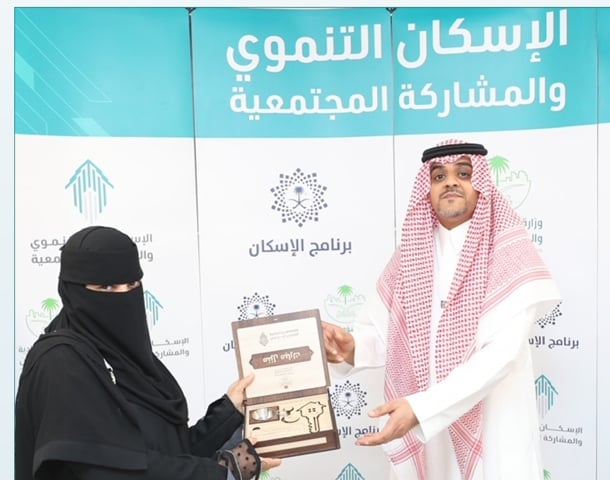 «البدير» يُسلِّم عدداً من الوحدات السكنية لمستفيدي «الإسكان التنموي» في الشرقية