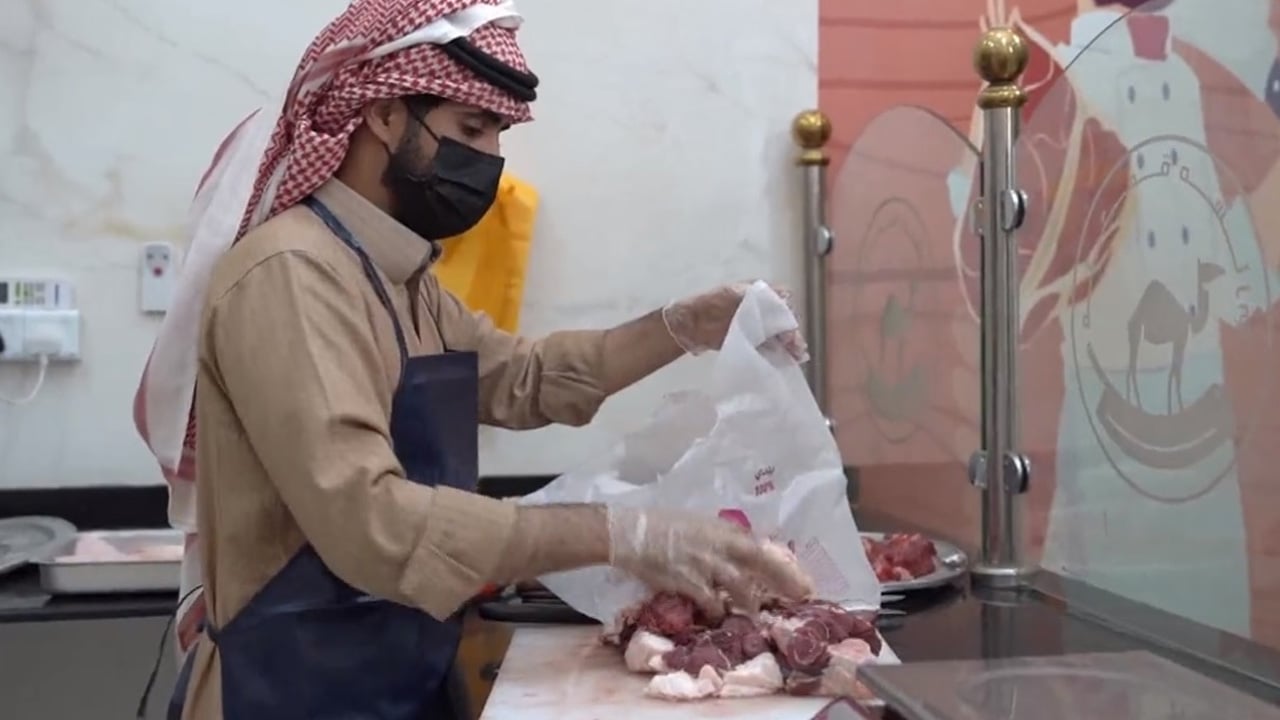 شاب سعودي يترك الهندسة من أجل الجزارة.. ويوضح سبب الاتجاه للعمل الحر
