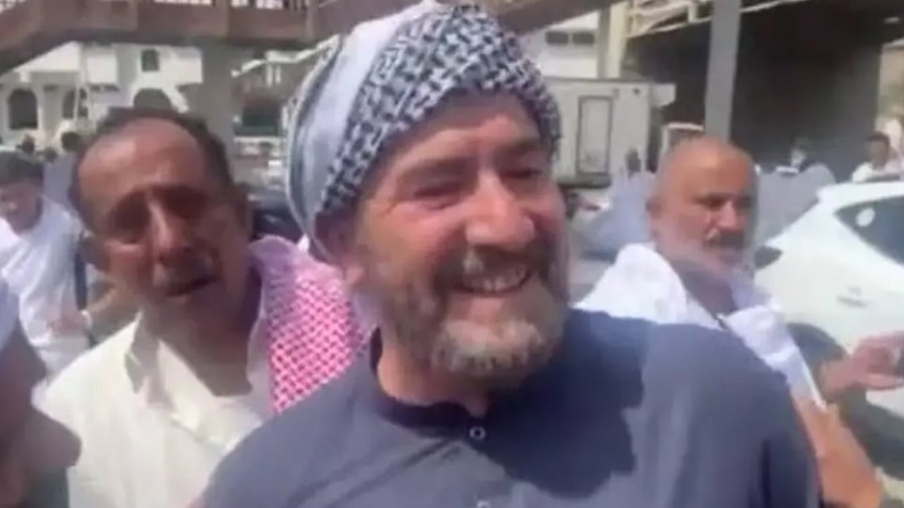 بعد مسيرة 10 أشهر.. رحالة عراقي يصل مكة مترجلًا من بريطانيا
