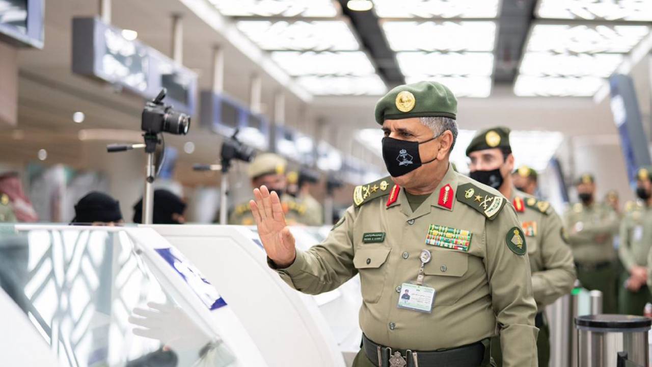 مدير عام الجوازات يتفقد الصالة الشمالية بمطار الملك عبدالعزيز الدولي
