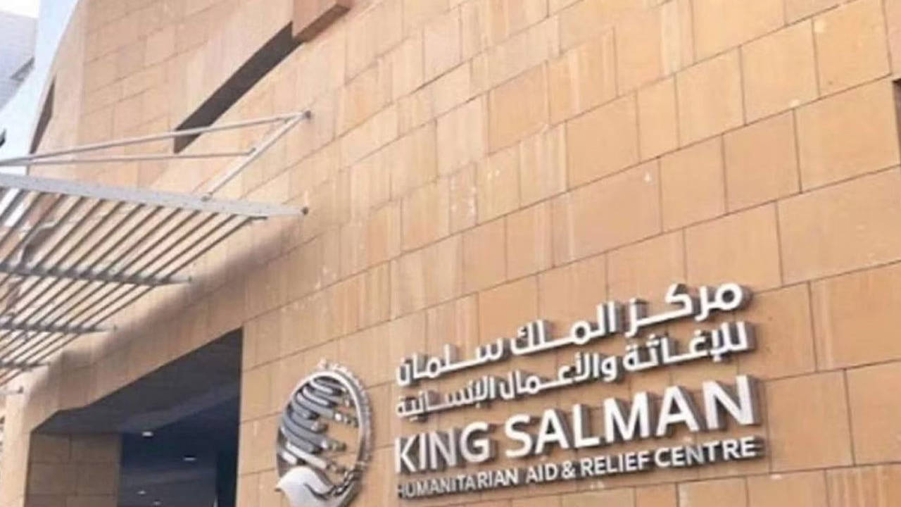الملك سلمان للإغاثة يوزع 89 طنًا من السلال الغذائية في محافظة المهرة
