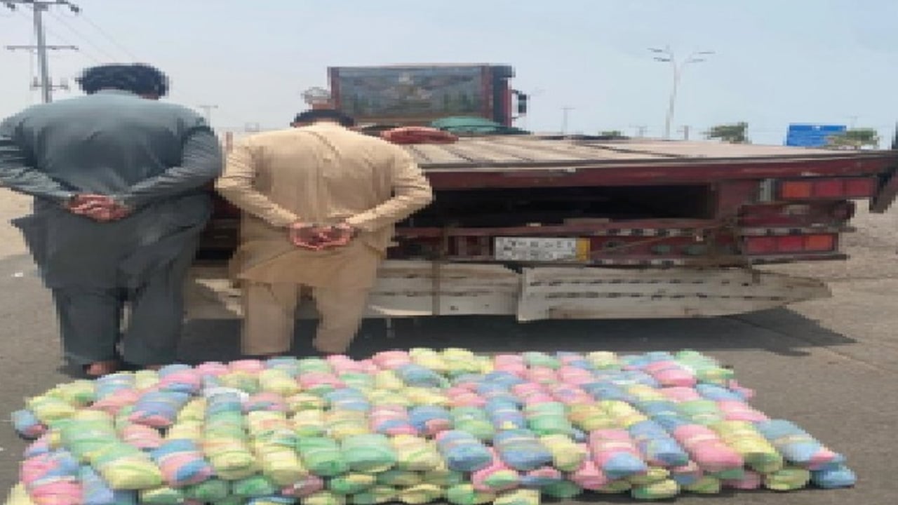 ضبط مقيمين بحوزتهما 45 كيلوجرامًا من القات المخدر في رجال ألمع
