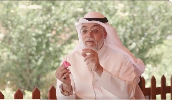 عائلته تمارس المهنة منذ 240 سنة.. خالد الكمال يروي تجربته مع الورد الطائفي

