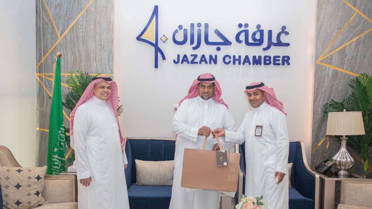 رئيس غرفة جازان يكرِّم موظفين ويؤكد: إجراء تغيرات استراتيجية في العمل للارتقاء بالخدمات