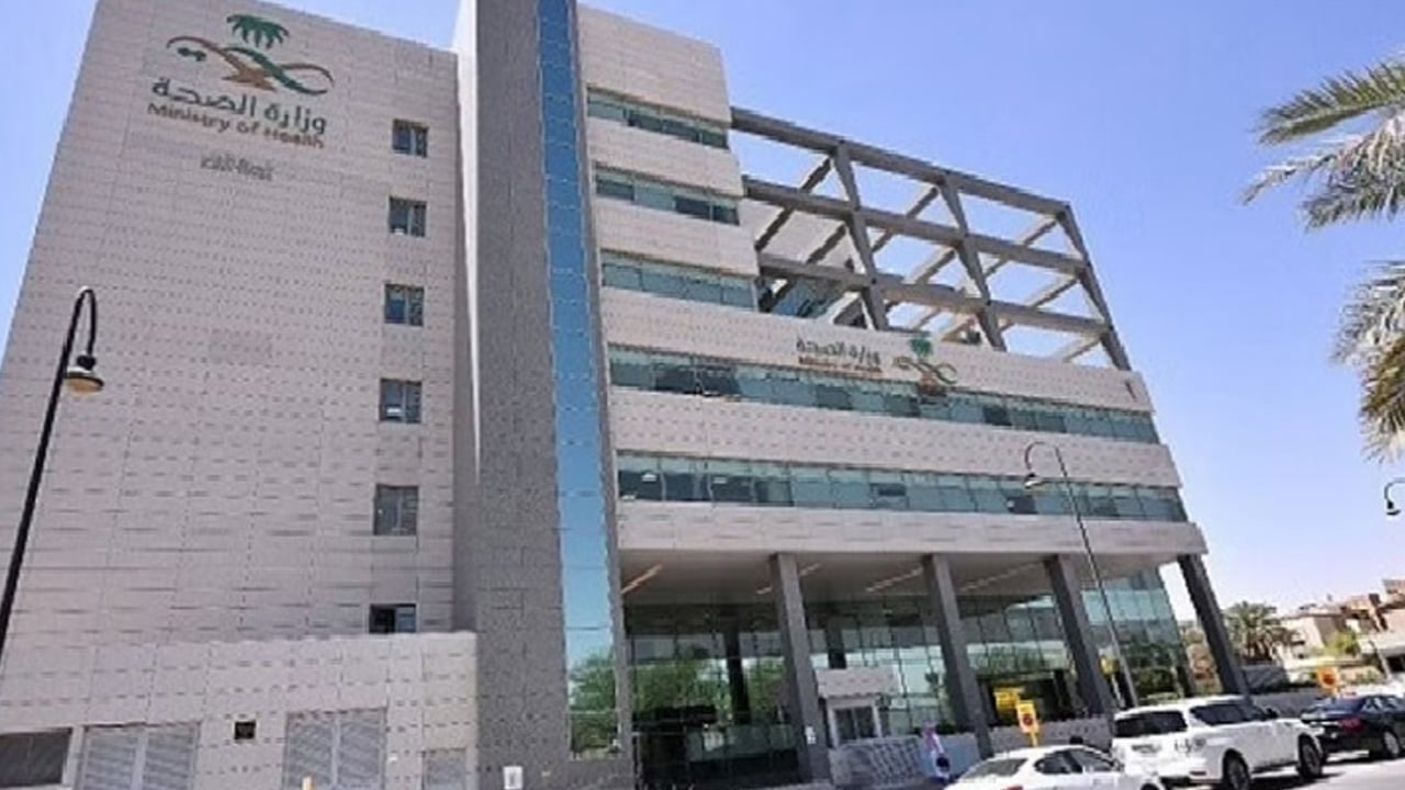 الصحة: استمرار لبس الكمامة واشتراط التحصين لدخول المنشآت الصحية
