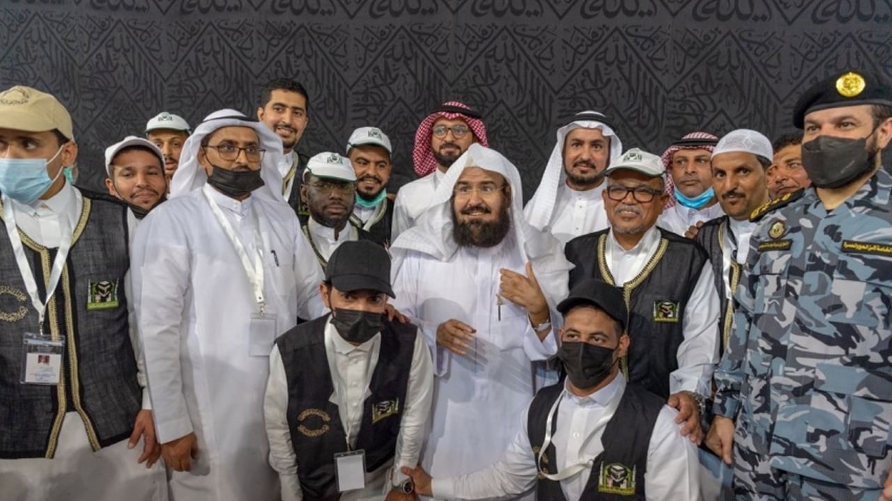 السديس يشيد بالكوادر البشرية والفنية في مجمع الملك عبدالعزيز لكسوة الكعبة
