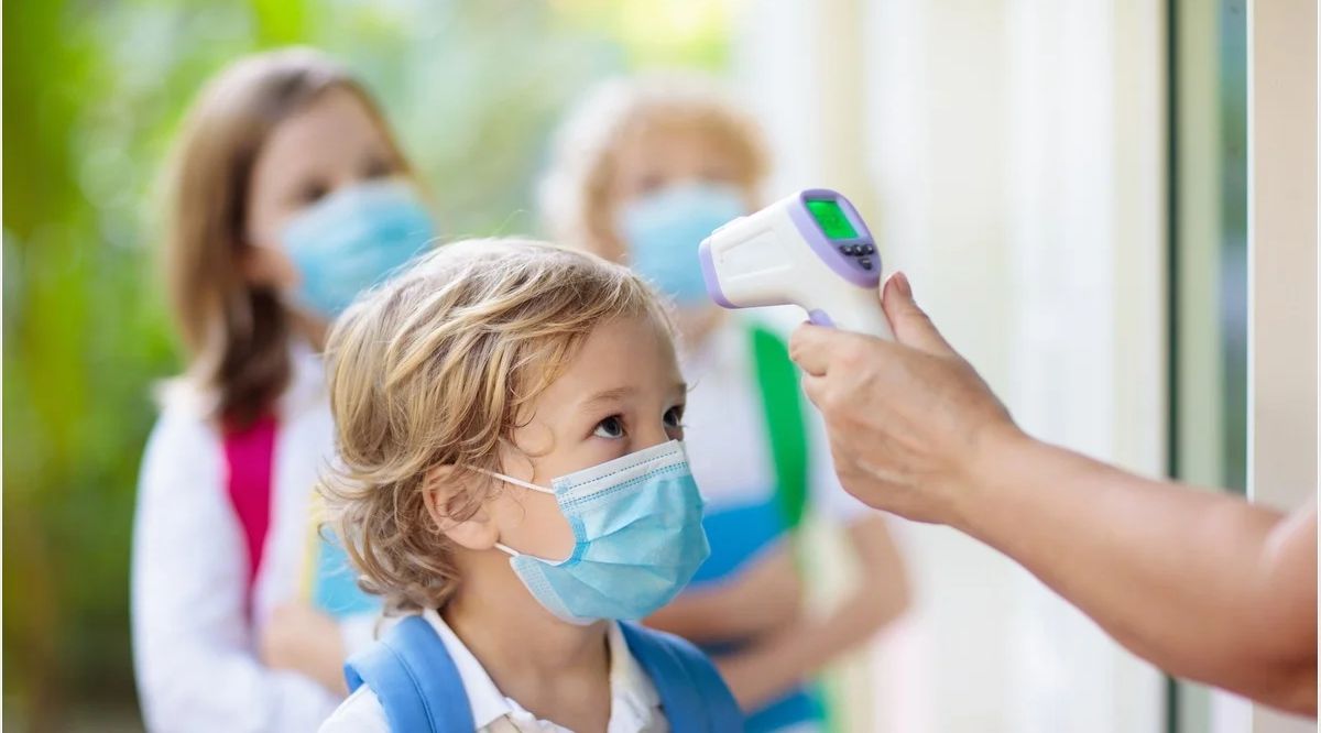 استشاري: 3 أسباب تسهل انتقال العدوى بالأمراض المختلفة بين الأطفال
