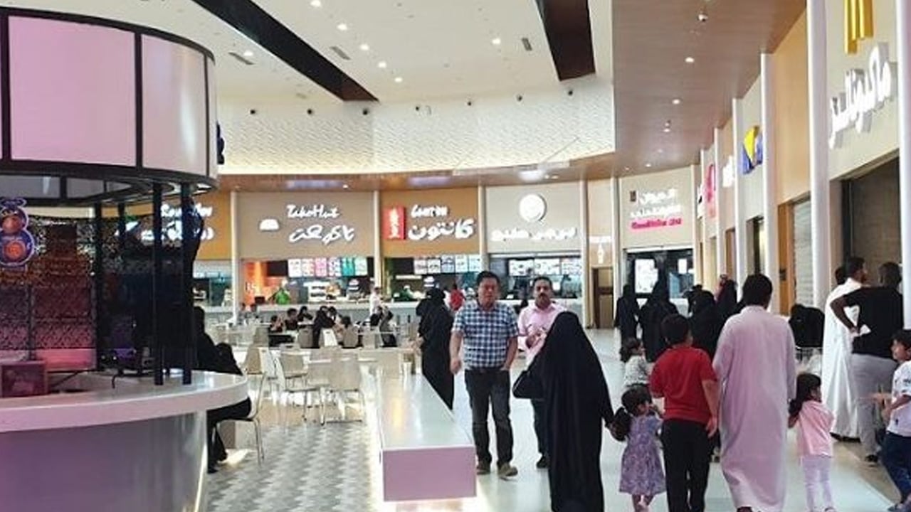 بالفيديو.. محال جدة تبدأ رفع قيود كورونا بعد 700 يوم من إلزام مرتاديها 
