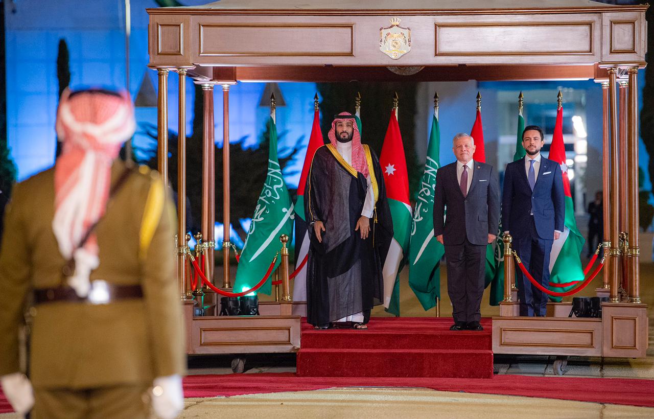 مراسم استقبال رسمية لولي العهد بمطار الملكة علياء الدولي في الأردن